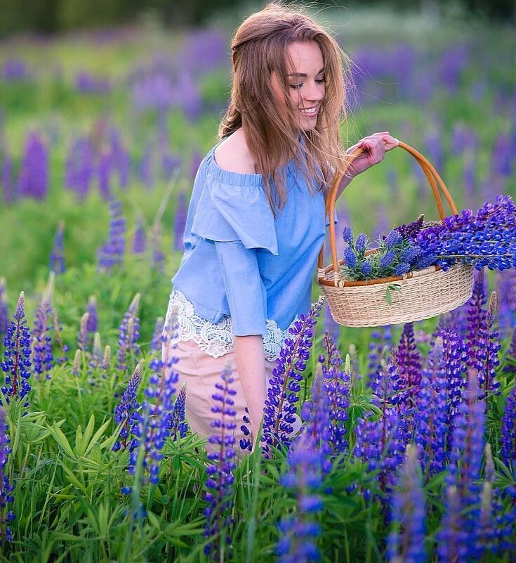 Девушка собирает цветы.. - Наталья *** Девушка собирает цветы.. - Наталья ***