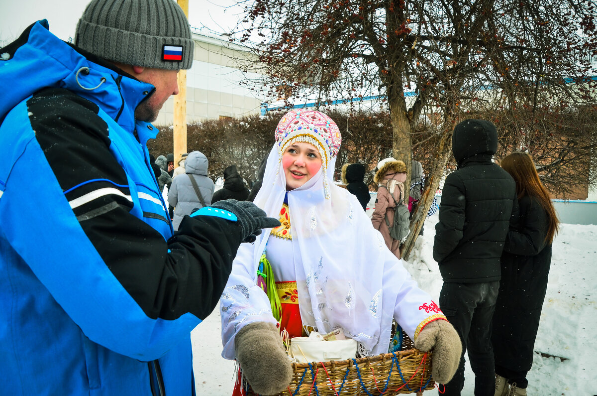 " Вот смотрит… Вы на мне дыру протрете! " - Михаил Курзанцев " Вот смотрит… Вы на мне дыру протрете! " - Михаил Курзанцев