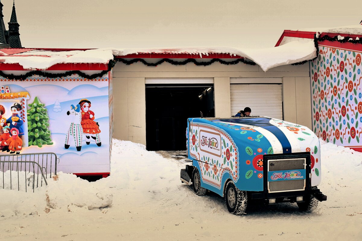 Ледовый комбайн въезжает на Красную площадь. - Татьяна Помогалова