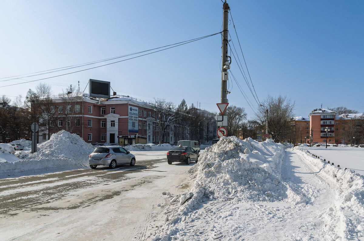 Горы снега по всему городу - Виктор Иванович Чернюк