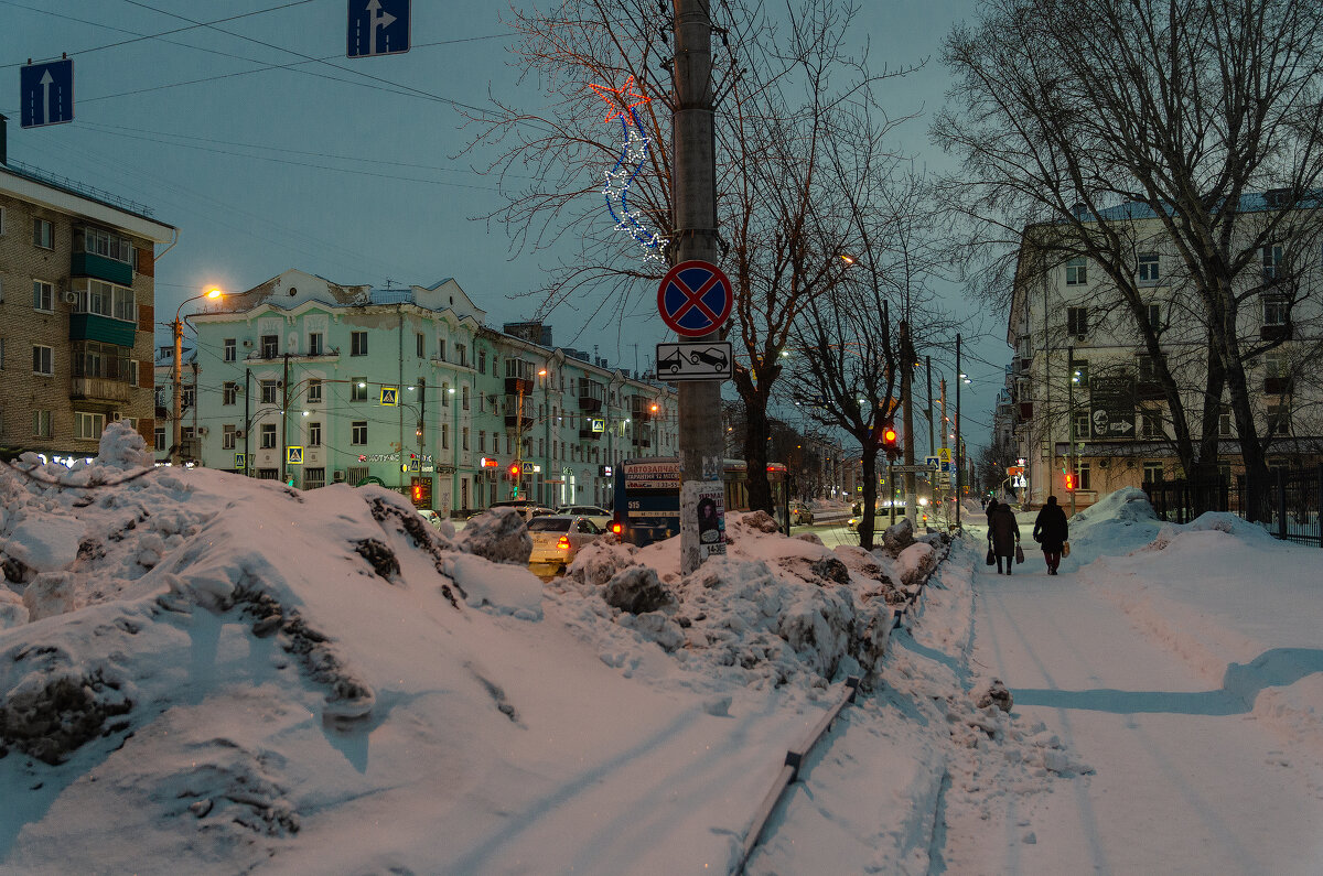 Утром по проспекту Ленина - Виктор Иванович Чернюк Утром по проспекту Ленина - Виктор Иванович Чернюк