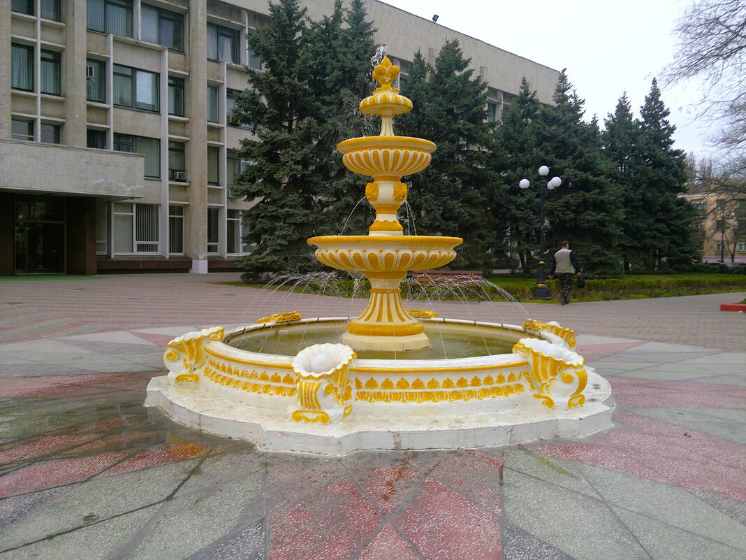 Керчь. Декоративный (старый) фонтан у здания Администрации. - Пётр Чернега