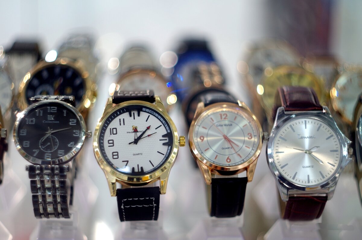 На прилавке магазина. - Михаил Курзанцев