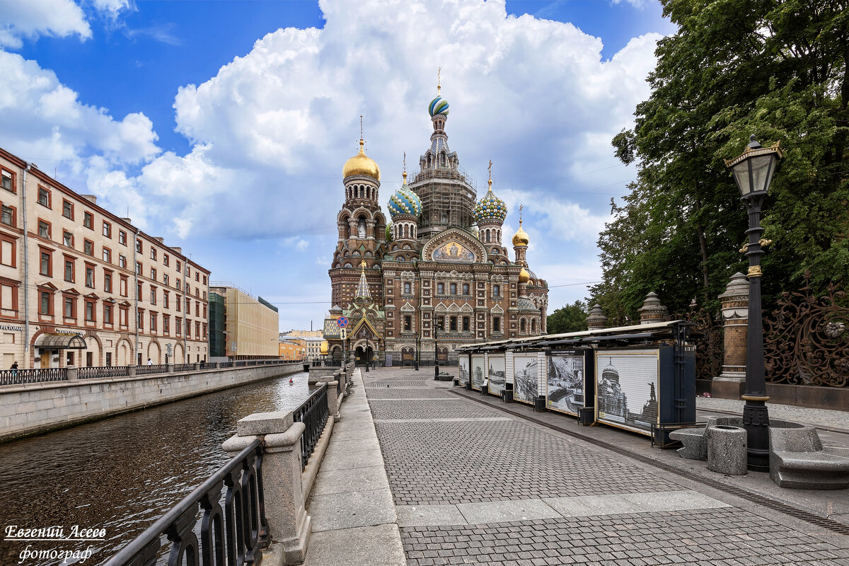 Еще не убраны ларьки..., еще храм Спаса без лесов... - Евгений 