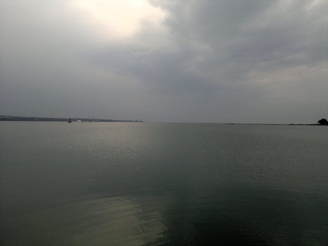 Керчь. Керченский пролив мартовским пасмурным утром. - Пётр Чернега Керчь. Керченский пролив мартовским пасмурным утром. - Пётр Чернега