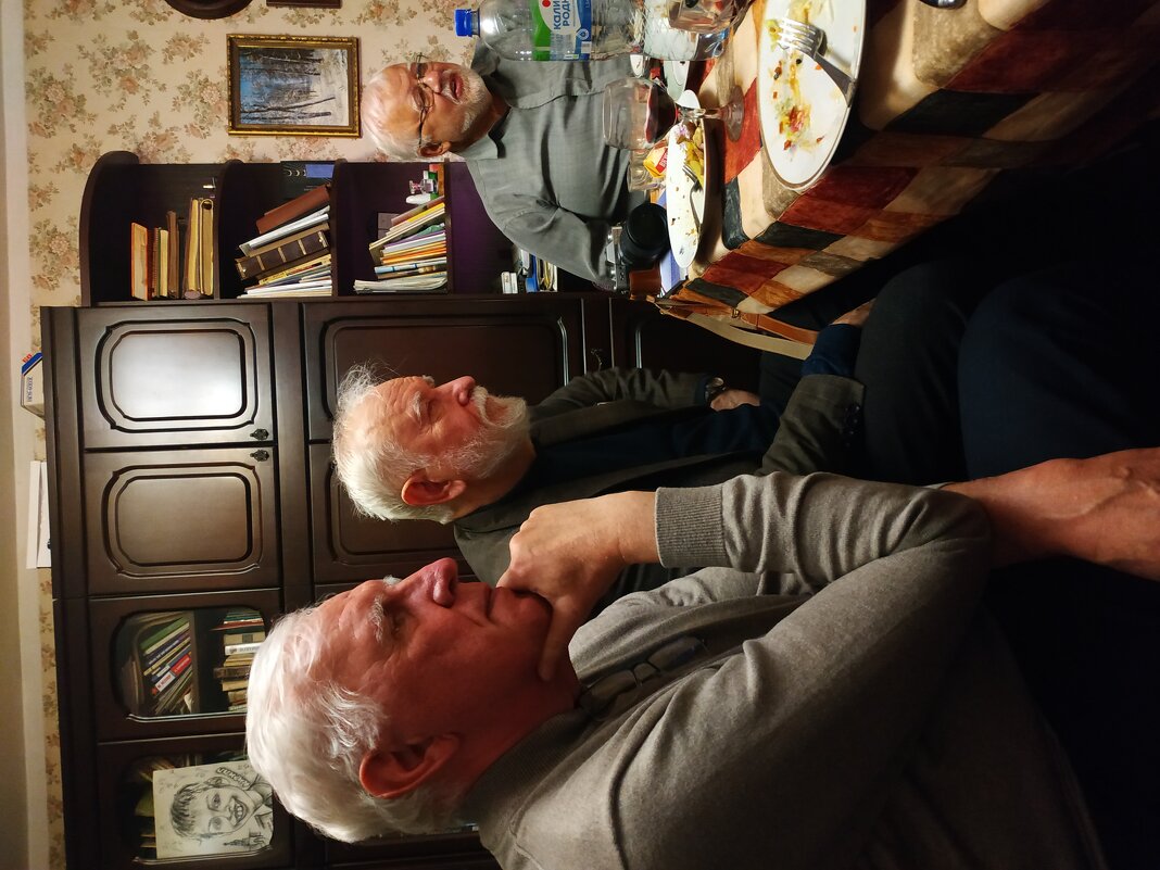 Мы все из одной группы набора 1972 г. физфака МГУ - Андрей Лукьянов