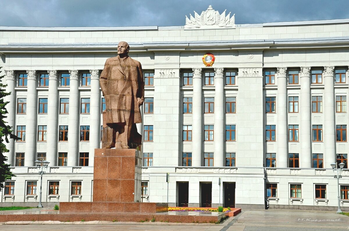 И Ленин - такой молодой, И юный Октябрь впереди! - Михаил Курзанцев