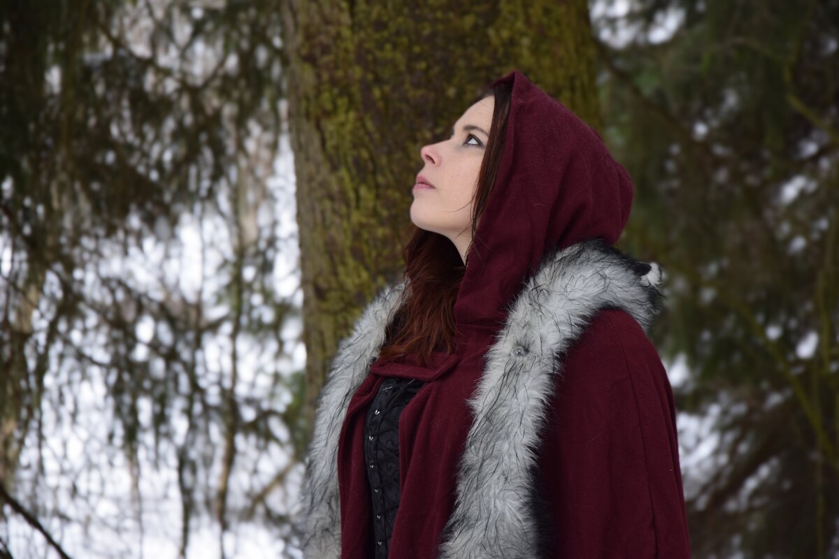 Девушка на фоне лесной тишины - Мария Яковлева