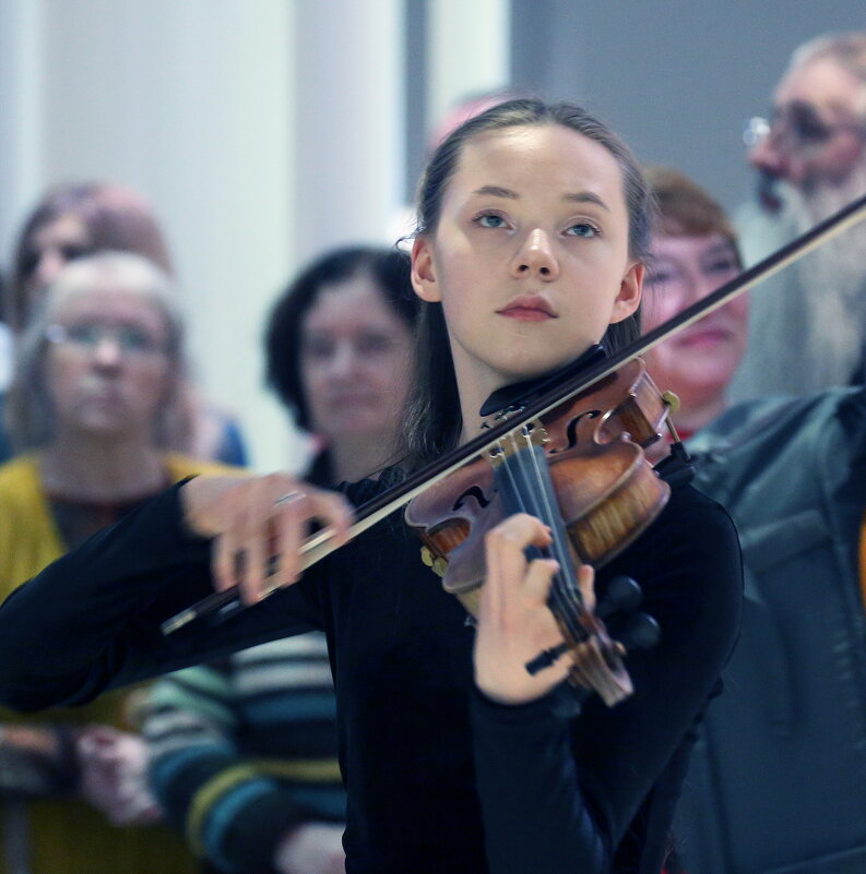 Сергей Андрияка и его дочери в Зарядье 5 марта - Михаил Бибичков