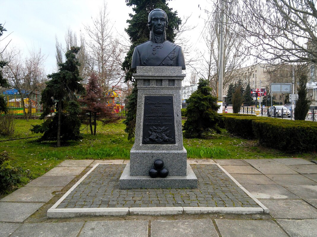 Керчь. Памятник Фёдору Фёдоровичу Ушакову. - Пётр Чернега