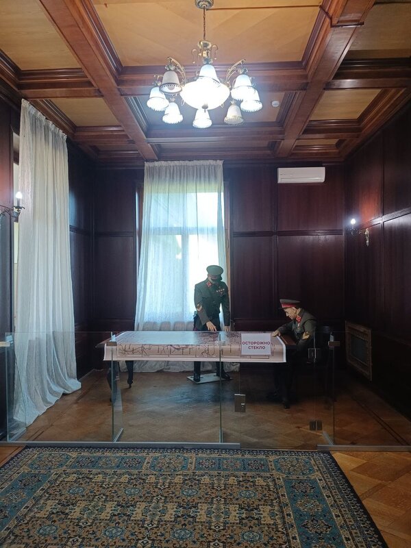 Дача была построена в 1937 году и являлась любимым местом отдыха Сталина, который часто посещал её. - Serega SchütZ