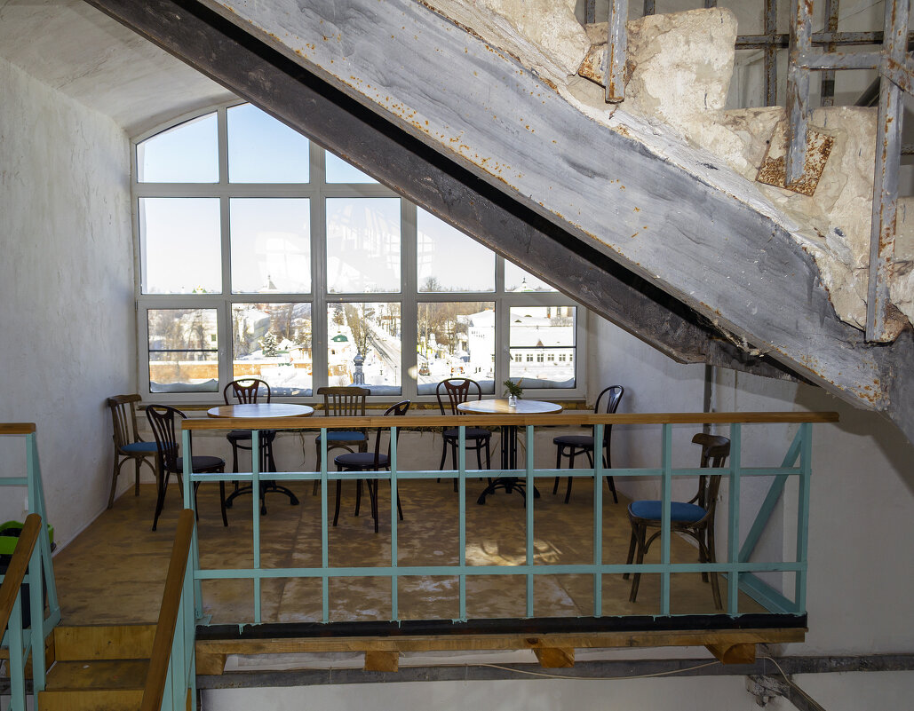 В колокольне на разных уровнях оборудованы зоны отдыха и кафешки - Сергей Цветков