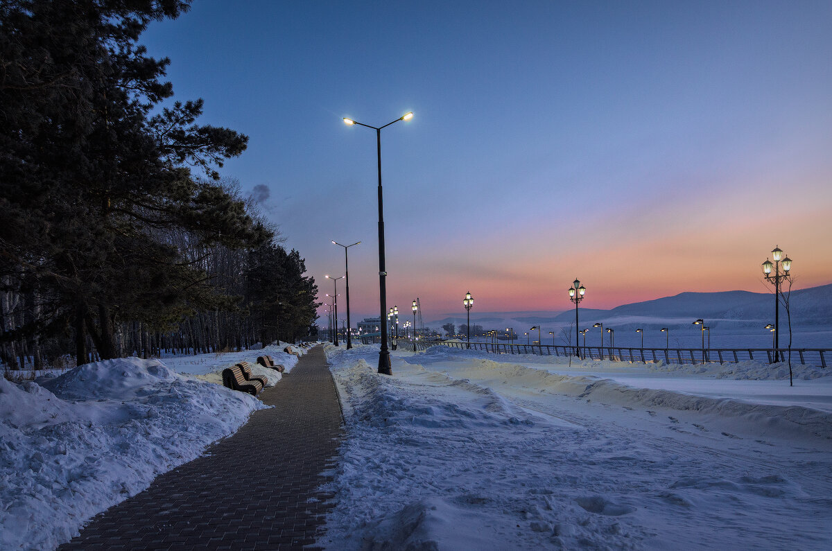 Утром на набережной - Виктор Иванович Чернюк