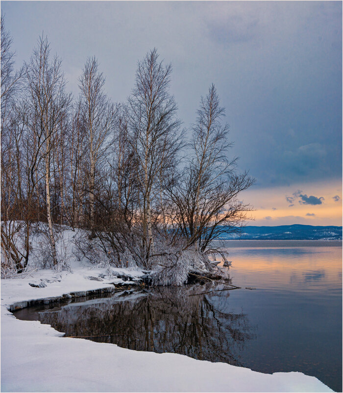 Закатные краски на снежных берегах... - Алексей Мезенцев