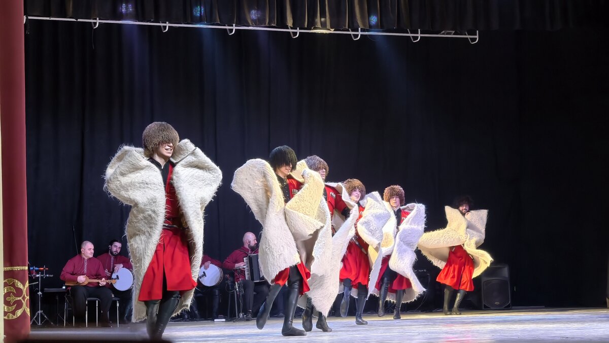 Зажигательные танцы джигитов - Мариша Зажигательные танцы джигитов - Мариша