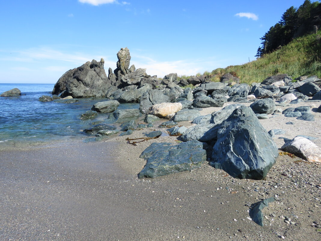 вот такие зеленые камни у пляжа. Словно Нефриты. - ИРЭН@ .