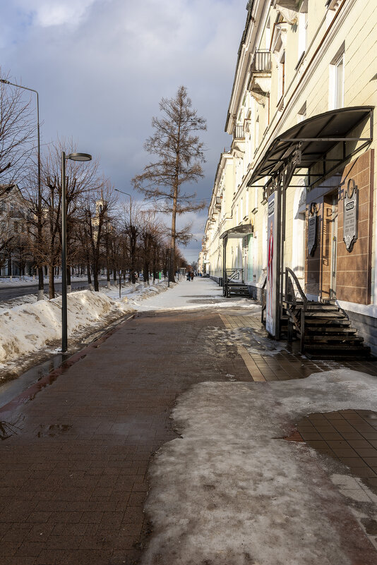 В весеннем городе каждый день — как подарок. - Вадим Басов В весеннем городе каждый день — как подарок. - Вадим Басов
