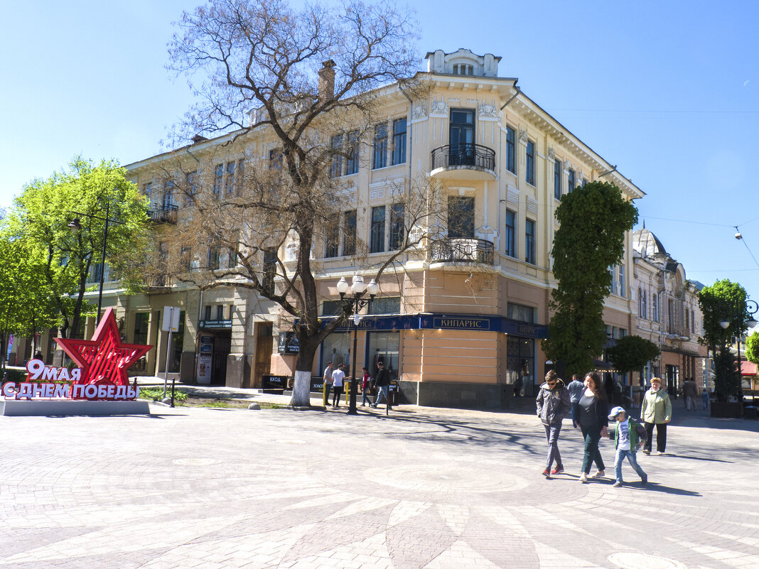 На перекрестке улиц Горького и Пушкина - Валентин Семчишин