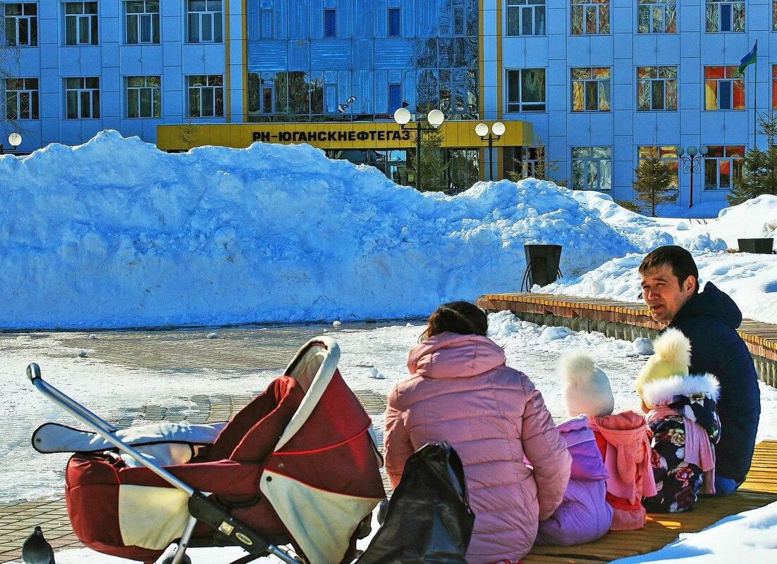 Молодая  семья на мартовском солнышке! - Владимир 
