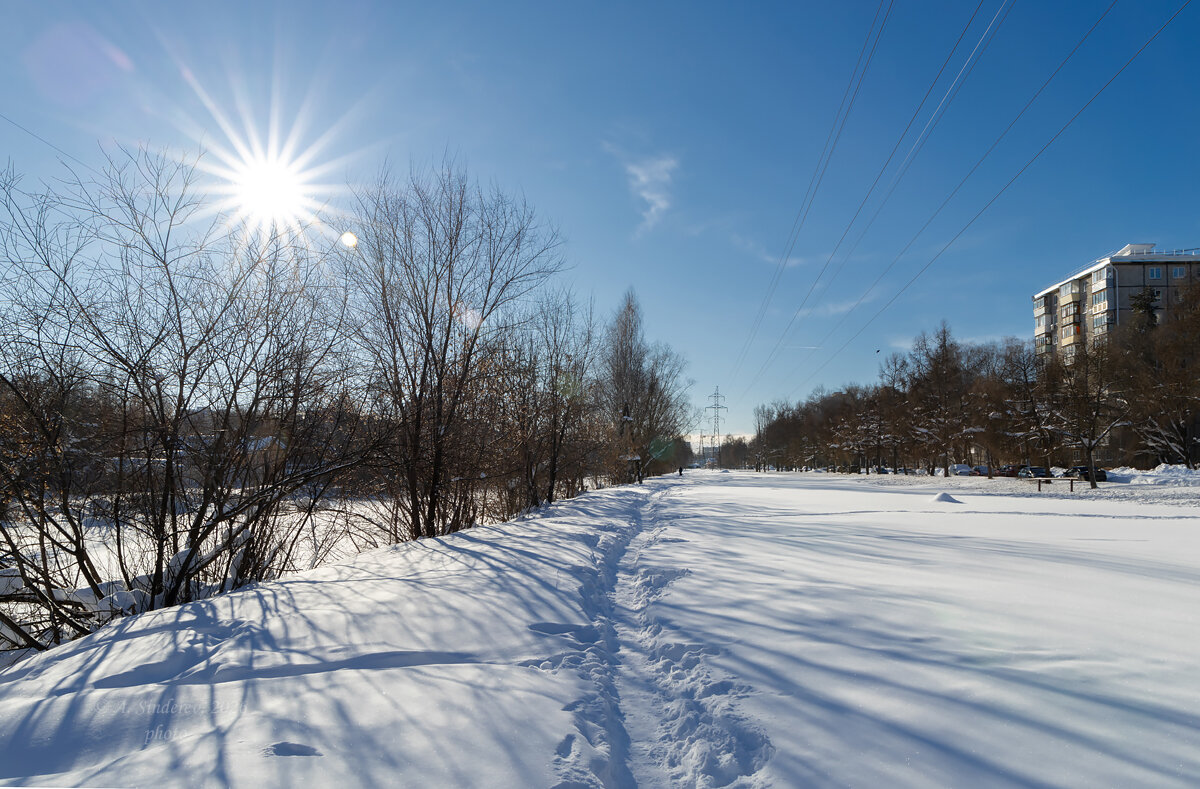 Солнечный зимний день в городе - Александр Синдерёв