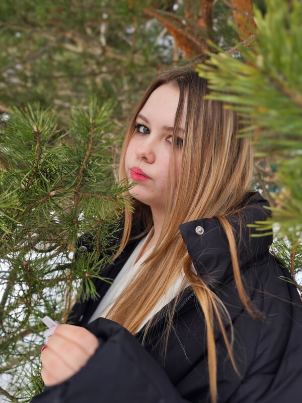 Девушка посреди еловых веток - Мария Яковлева