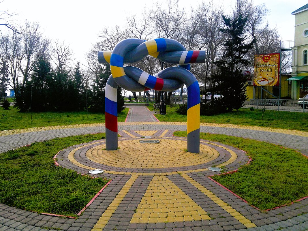 Керчь. Памятник "Дружба народов". - Пётр Чернега