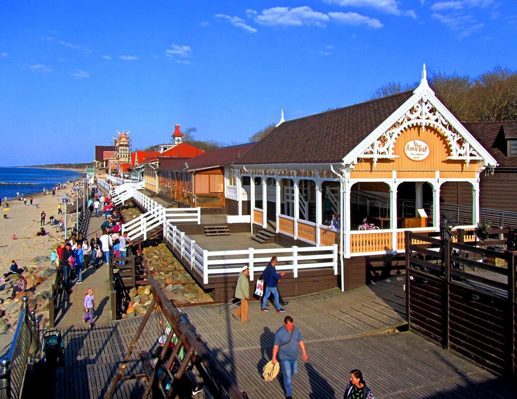 Деревянный променад вдоль кафе - Сергей Карачин