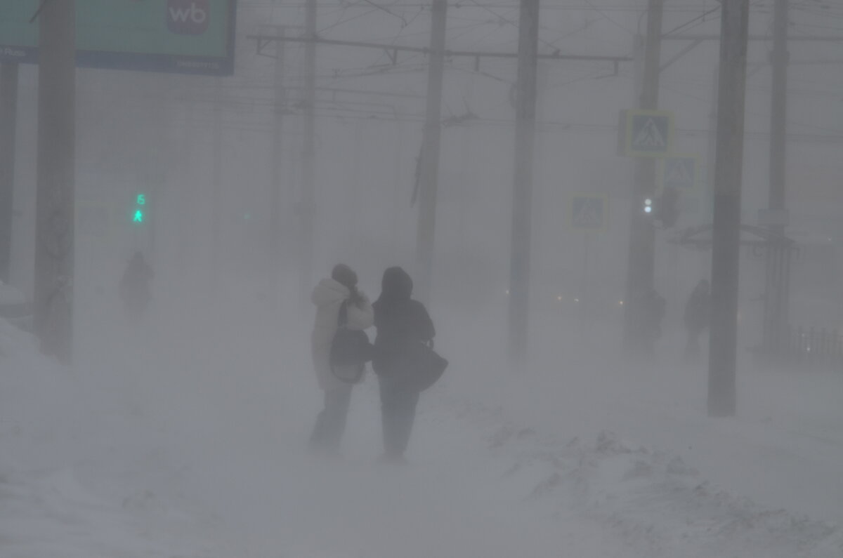 Ветер сдувает людей! На Омск обрушилась мартовская метель - Savayr 