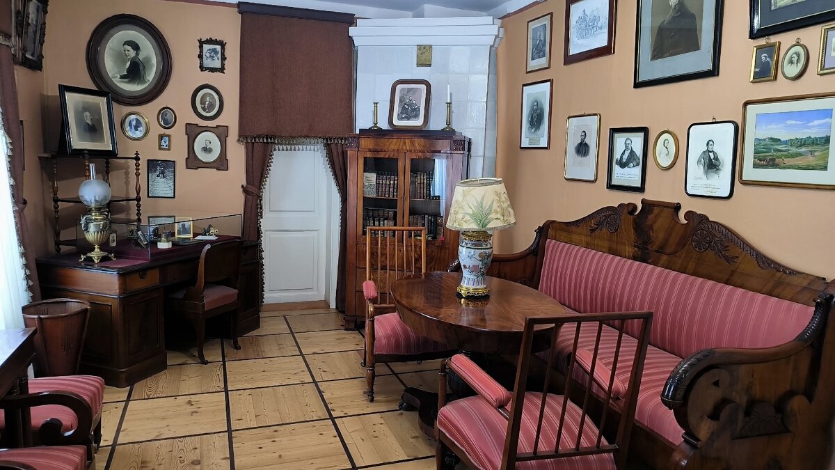 В усадьбе. - Ольга 