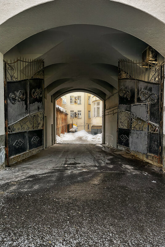 Открытые ворота во двор - Michel 