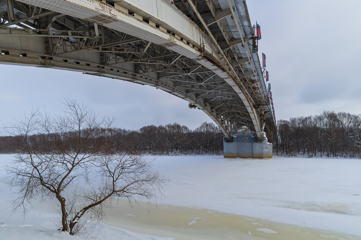 Внизу Канавинского моста - Александр Синдерёв