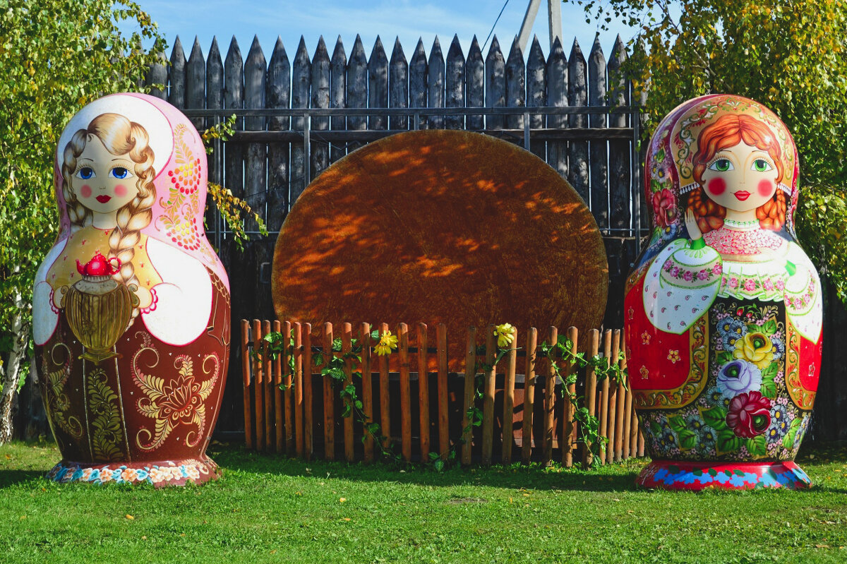 Двухметровые  матрешки. - Михаил Курзанцев
