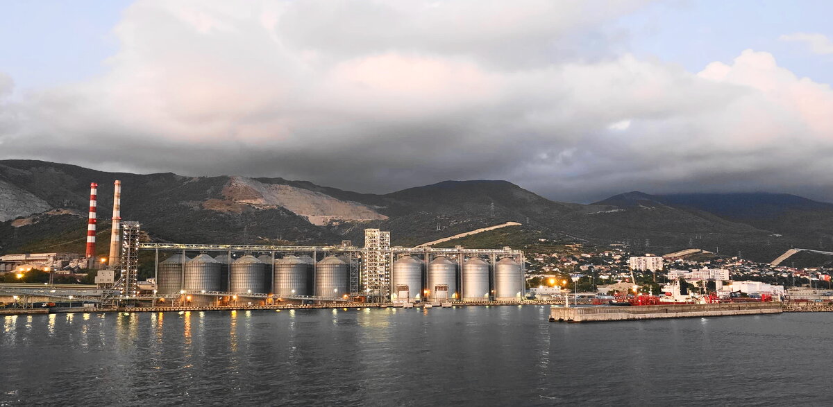 Новороссийск вечером. - Александр Владимирович Никитенко Новороссийск вечером. - Александр Владимирович Никитенко