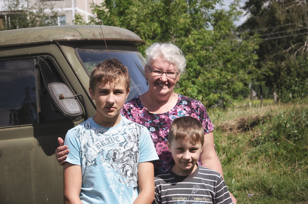 Тёплые моменты лета: моя мама с племянниками в Дубнево, 2012 год - Джованни Луче