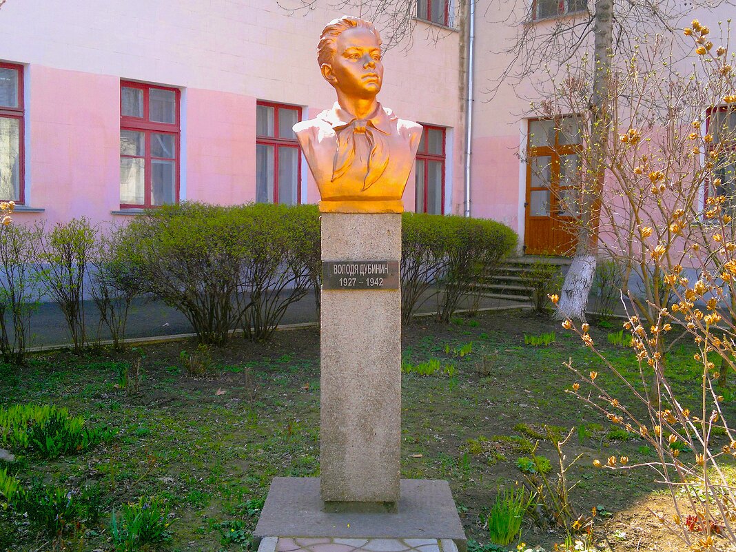 Керчь. Памятник Володе Дубинину. - Пётр Чернега