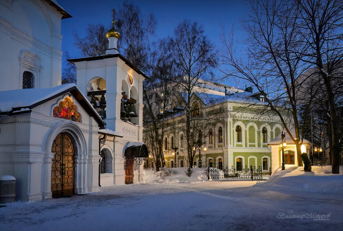 "У Храма Владимирской иконы. Сретенский монастырь"© - Владимир Макаров