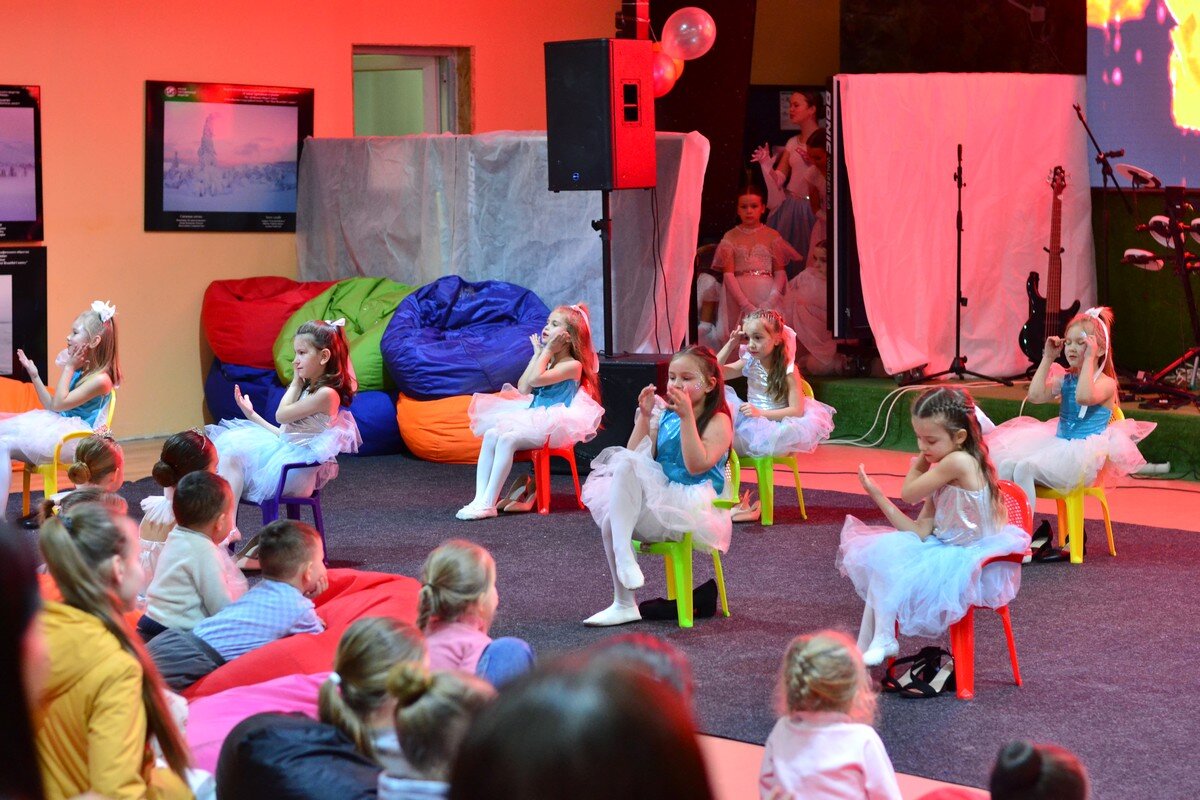 Девочки выступают, а мальчики зрители - Александр Рыжов