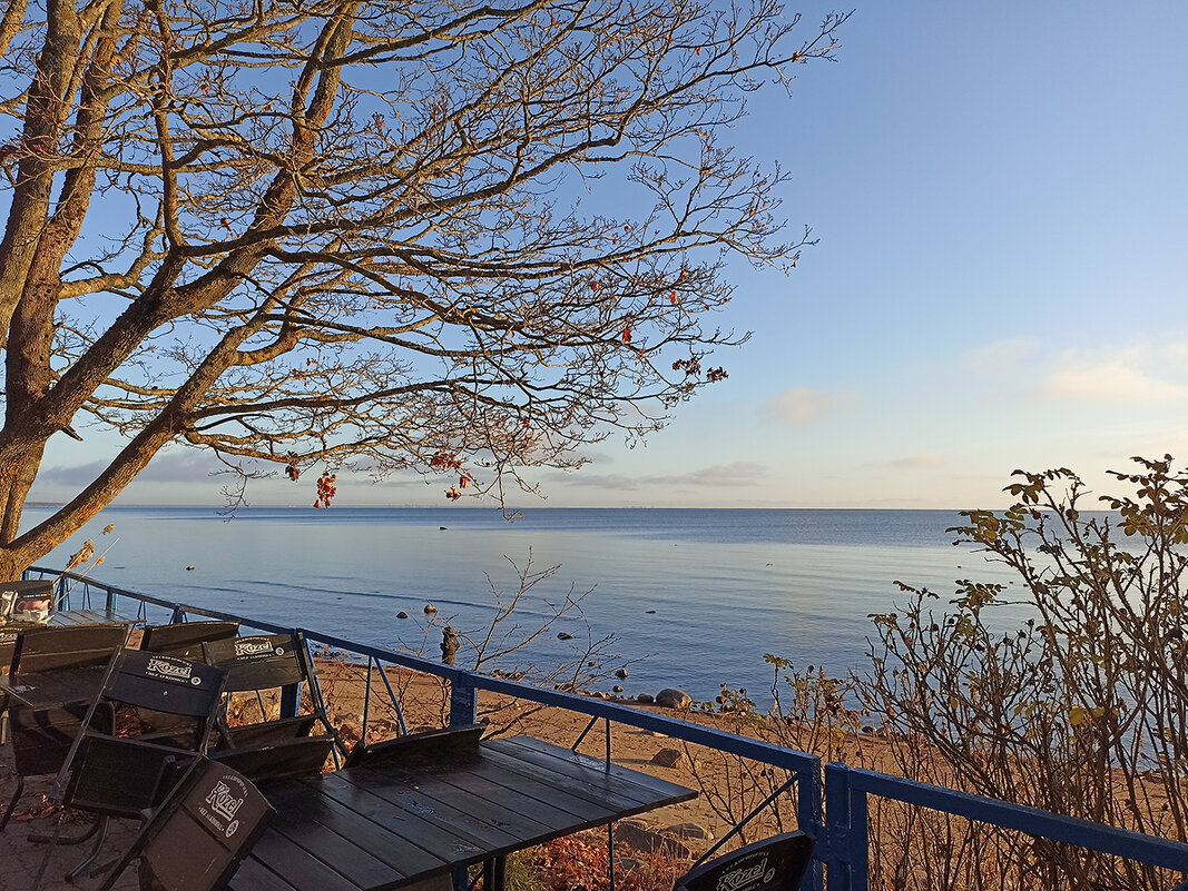 Осень... опустевшее кафе...Финский залив. - Лилия *