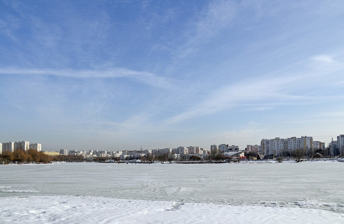 Городской пруд еще замёрзший - Валерий Иванович