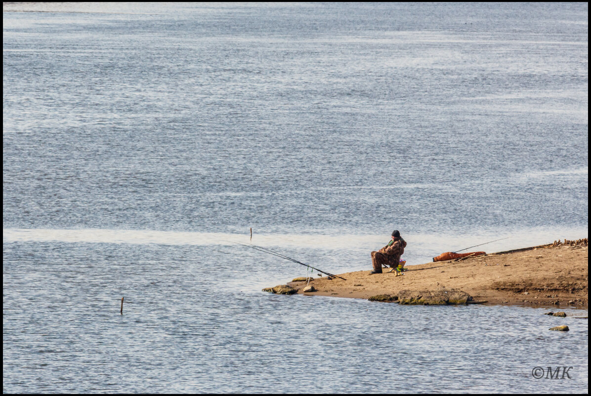 Рыбак на песчанной косе. - Михаил Кобзев