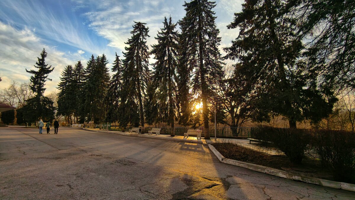 На территории санатория Долинск - Мариша 