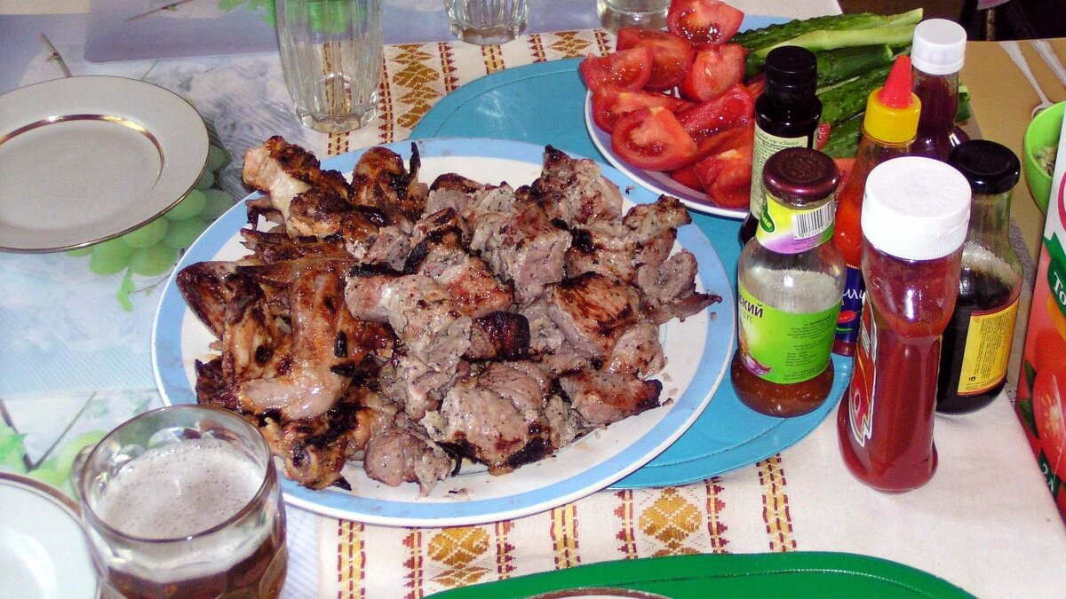 – Все к столу! Шашлык горяч и пиво холодно́!.. - Михаил Андреев