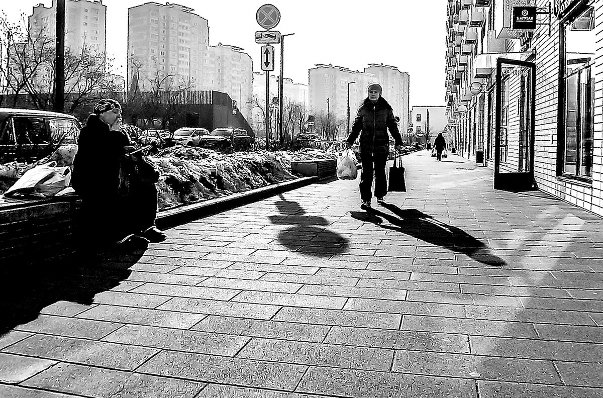 А женщины уже с утра с сумками - Валерий Иванович А женщины уже с утра с сумками - Валерий Иванович