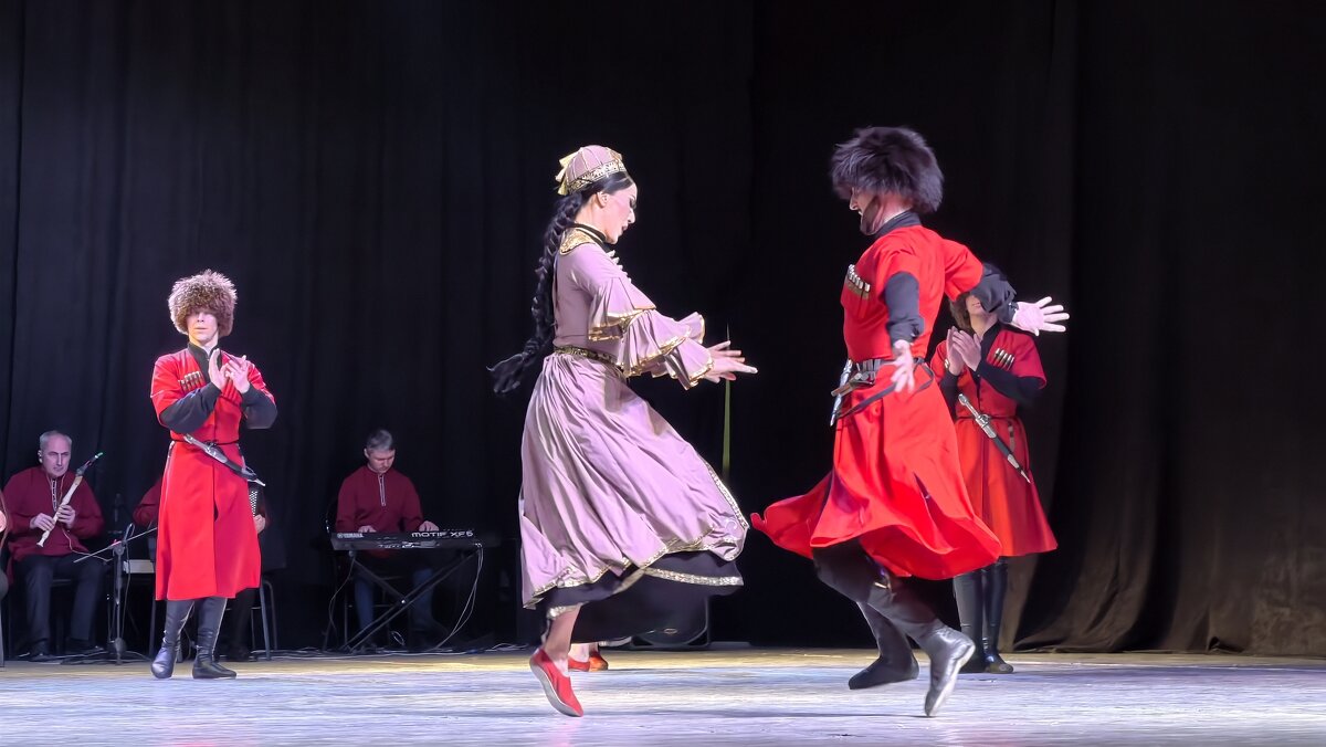 Зажигательный танец кабардинцев - Мариша Зажигательный танец кабардинцев - Мариша