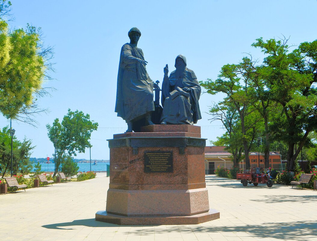 Керчь. Памятник князю Глебу Святославовичу и игумену Никону Печёрскому. - Пётр Чернега Керчь. Памятник князю Глебу Святославовичу и игумену Никону Печёрскому. - Пётр Чернега