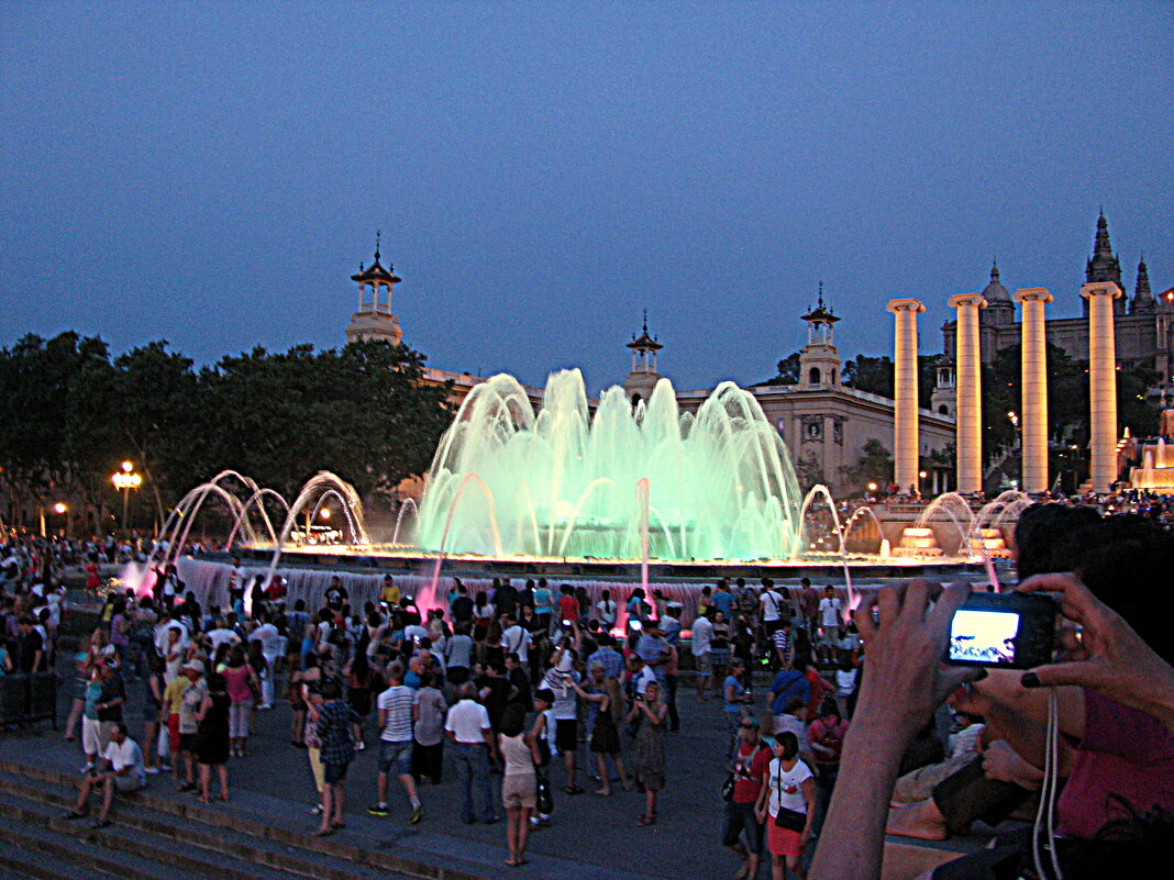 Поющий фонтан Барселоны. - Владимир Драгунский Поющий фонтан Барселоны. - Владимир Драгунский