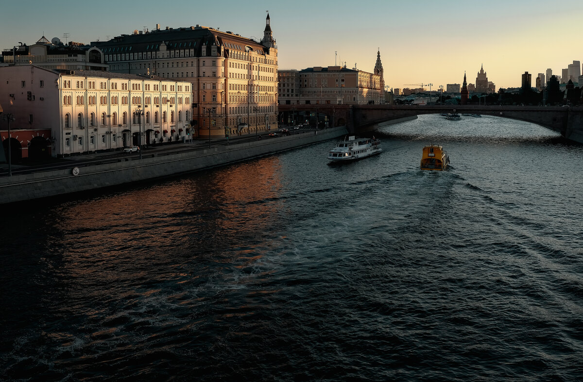 ВЕЧЕР НА МОСКВА-РЕКЕ - Александр ВЕЧЕР НА МОСКВА-РЕКЕ - Александр