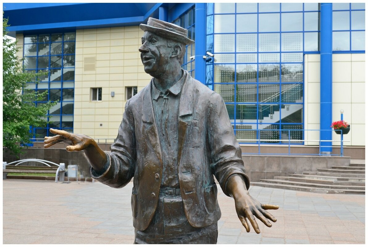 Скульптура Ю. Никулина в Тюмени. - Михаил К Скульптура Ю. Никулина в Тюмени. - Михаил К