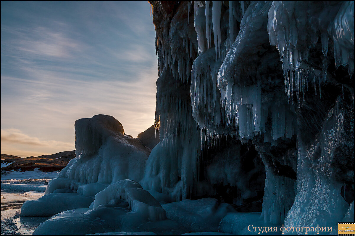 Ледяной сфинкс у пещеры - Студия фотографии
