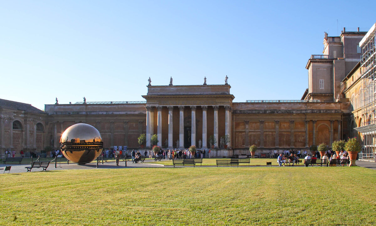 Двор Сосновой шишки в Ватикане - Любовь Сахарова